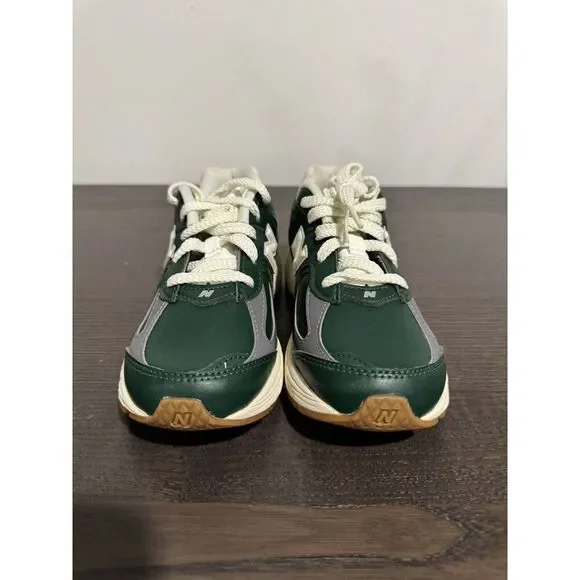 NEW New Balance 2002R Boys Kids Green Beige Sneakers Sz 2 Shoes - Picture 3 of 5